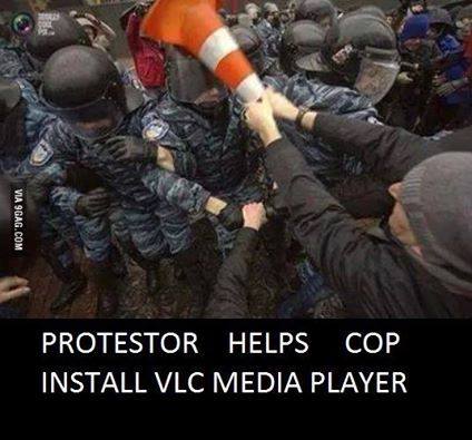 Protester helps cop install VLC media player